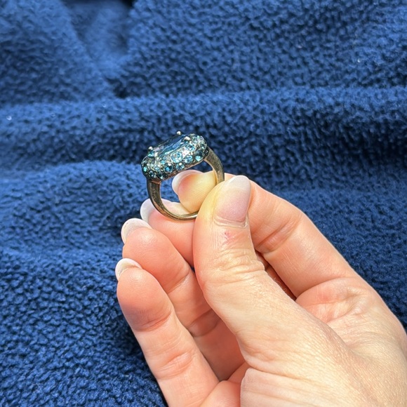 Stunning Blue Crystal Cocktail Ring - Picture 4 of 12